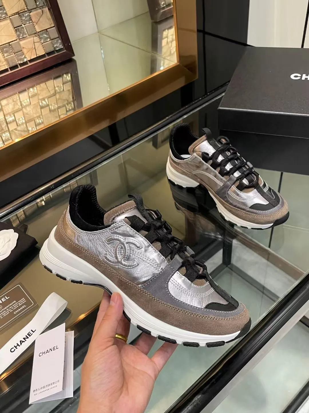 👟👟Ex-factory price 600👟👟Chanel Chanel 25SS latest white shoes, casual sports shoes, skate shoes, original purchase, development and production. Xiaoxiang C’s counter is another super hot model, loved by Internet celebrity bloggers and ladies, various praises on social platforms, super popular, high quality, breathable and super spring and summer. Seeing this issue always arouses the inner desire of girls for fashion. The latest calfskin material Classic black and white color scheme, fashionable on the feet and easy to care for #Material: Original customized imported cowhide material #Inner lining: Customized soft sheepskin lining #Sole: Original open-molded TPU non-slip outsole #Sole thickness: 2.5CM Size: 35-40 (custom-made size 40 is not returnable)